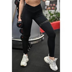 Kép 2/3 - Fekete csipke combfix betétes, magasított V derekú női fitness sport leggings