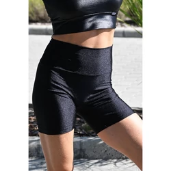 Kép 2/4 - Fekete fényes, magasderekú női fitness középhosszú short