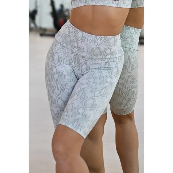 Fehér kígyómintás, magasderekú női fitness biciklis short
