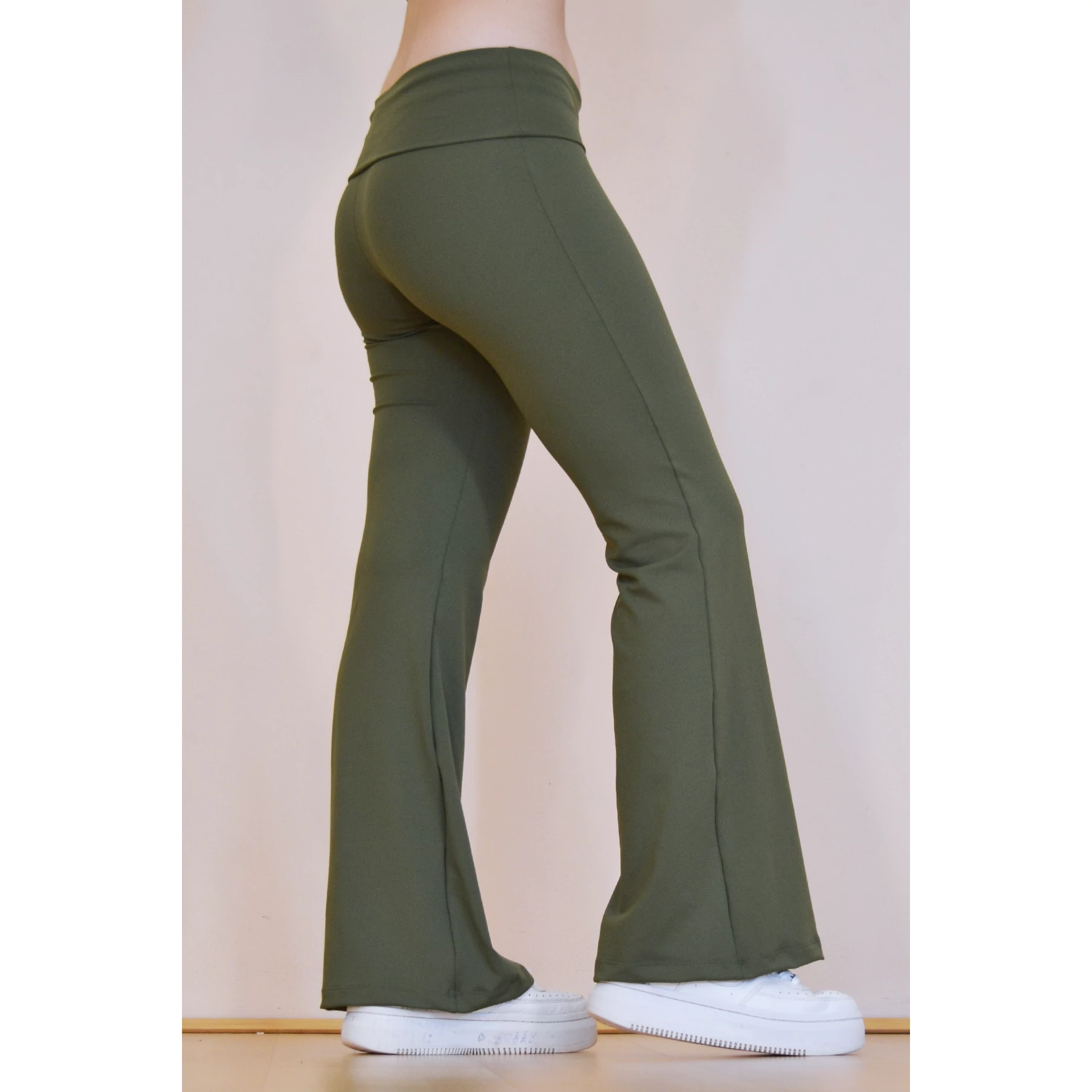 Khakizöld basic magasderekú, bő szárú leggings