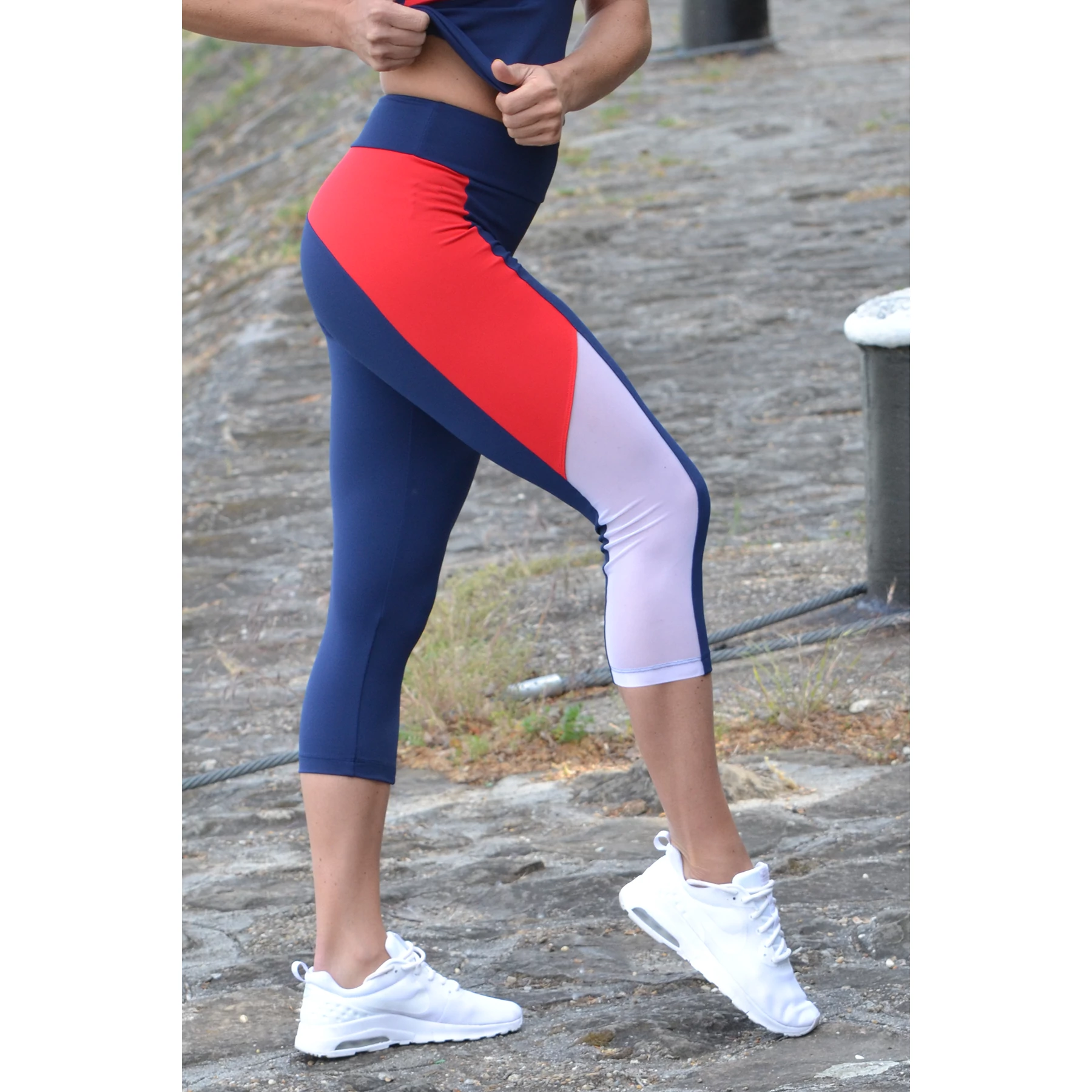 TRICOLOR NŐI FITNESS TÜLL HULLÁM CAPRI